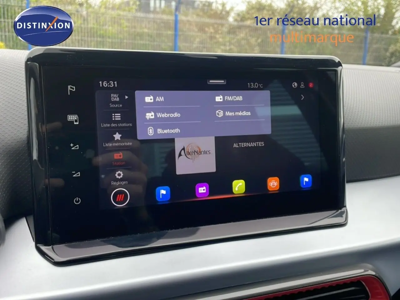 Écran tactile central du tableau de bord du SEAT Arona 2025 affichant les options radio et connectivité Bluetooth.
