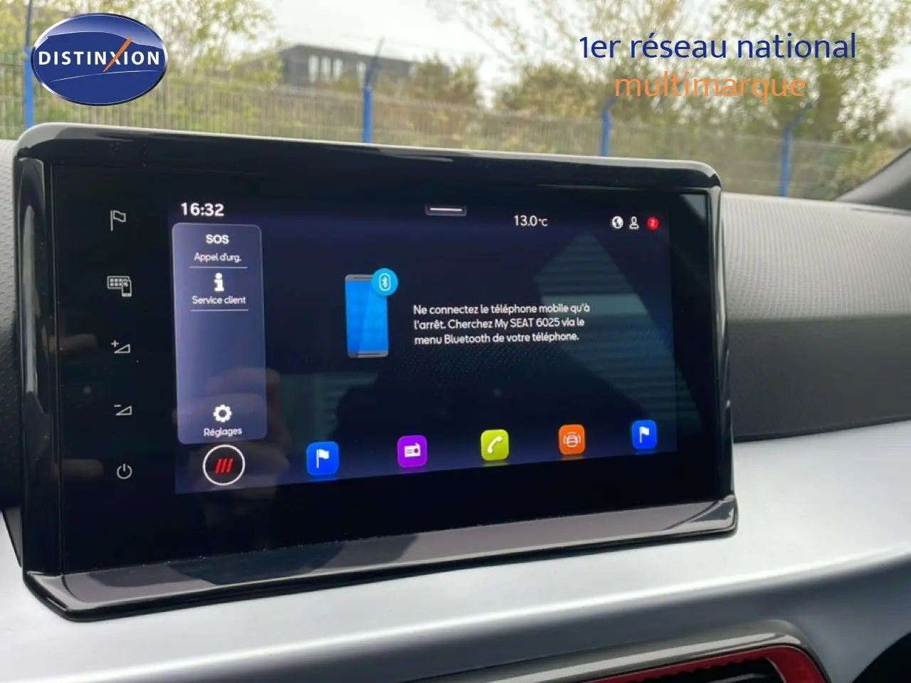 Écran tactile central de la SEAT Arona 2025 affichant les options Bluetooth et SOS, intérieur clair.