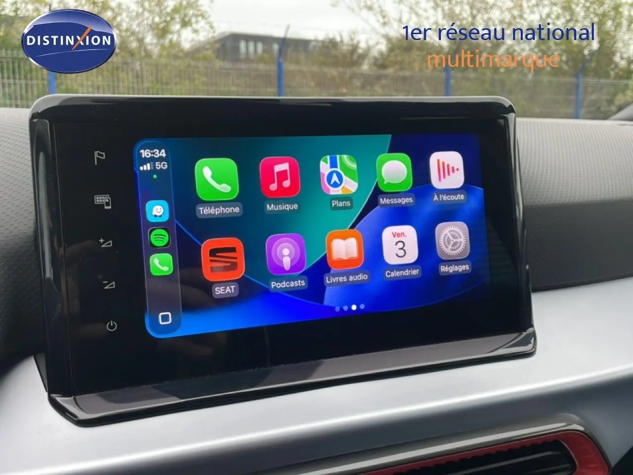 Écran tactile central du tableau de bord de la SEAT Arona 2025 affichant les applications connectées.