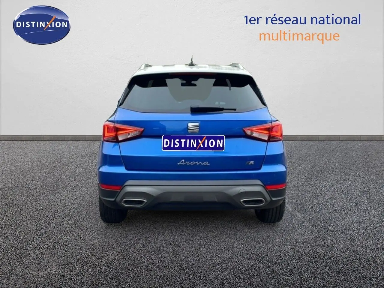 Vue arrière d'un SEAT Arona bleu saphir métal avec toit blanc, version FR Special Edition 2025.