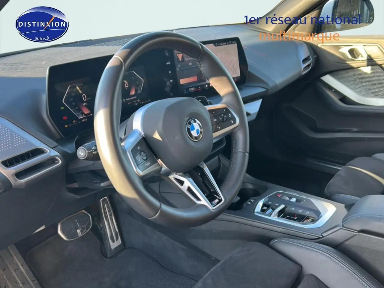 Intérieur de la BMW Série 1 (f40) 118d blanc alpin, vue côté conducteur sur le volant et tableau de bord digital.