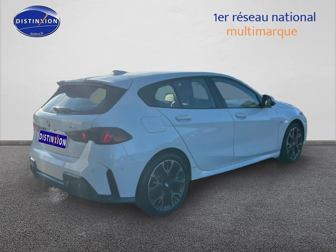 BMW Série 1 blanche alpin vue 3/4 arrière droit, jantes 18 pouces bicolores et becquet sport M.