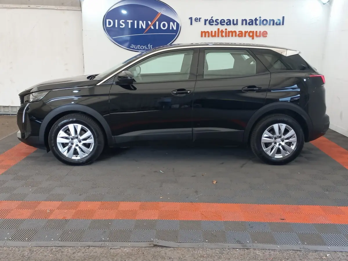 Profil droit d'un Peugeot 3008 noir 2022 garé en intérieur, avec jantes alliage et vitres teintées.