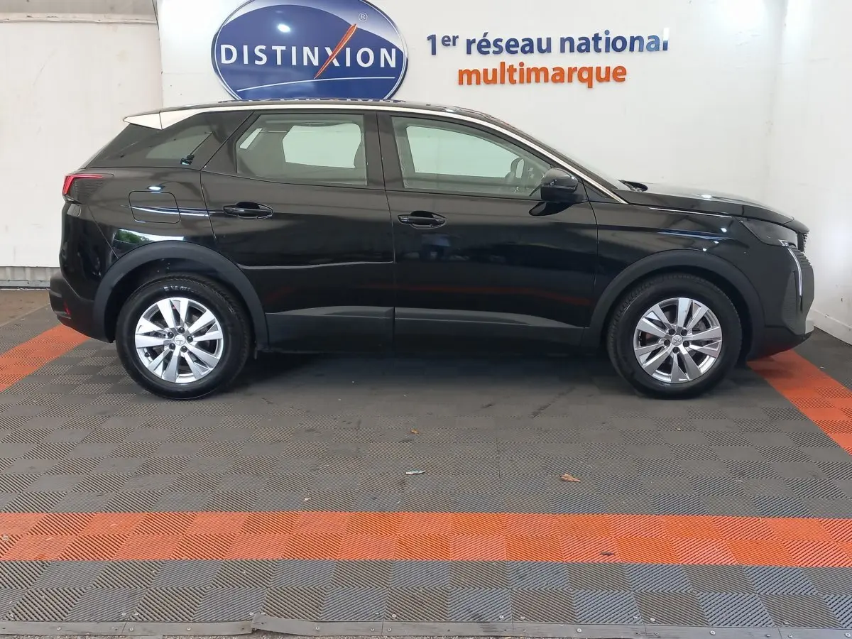 Profil latéral droit d'un Peugeot 3008 noir 2022 PureTech 130 S&S EAT8 Active Pack en showroom.