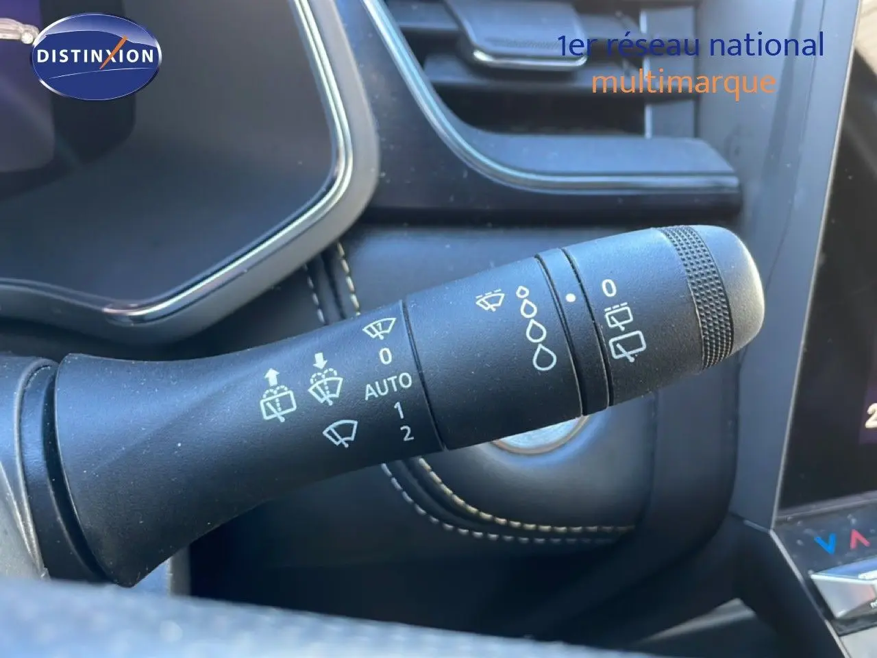Gros plan sur la commande d’essuie-glace noire dans l’habitacle du Renault Symbioz bleu iron metal 2025.