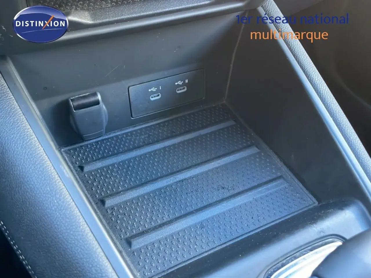 Gros plan sur la console centrale intérieure noire du Renault Symbioz 2025 avec ports USB-C doubles visibles.