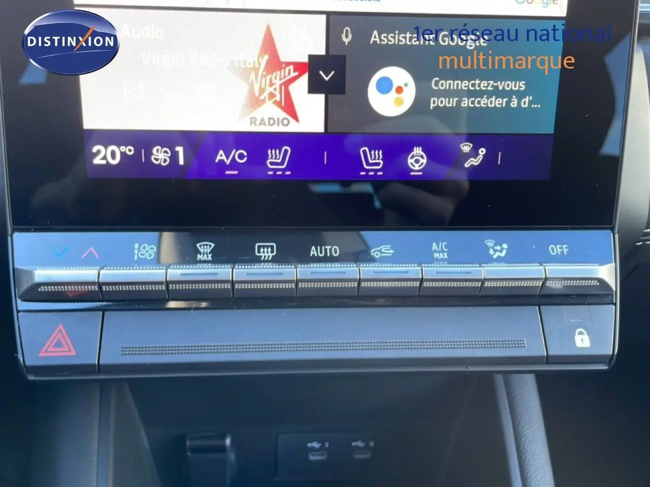 Vue rapprochée de la console centrale tactile du Renault Symbioz 2025 avec commandes climatisation et écran couleur.