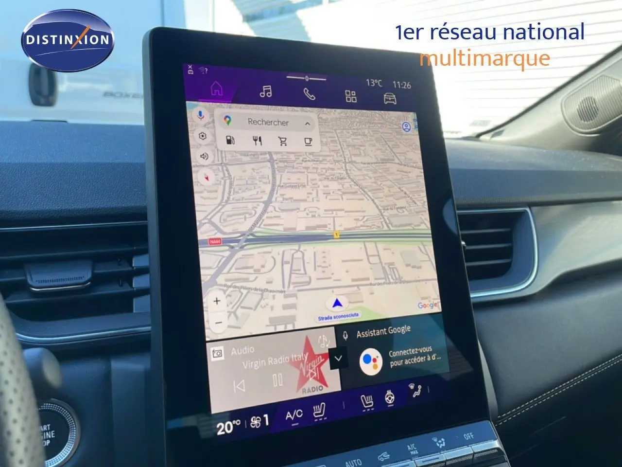 Écran tactile central affichant la navigation et la radio dans le tableau de bord d’une Renault Symbioz bleu iron metal.