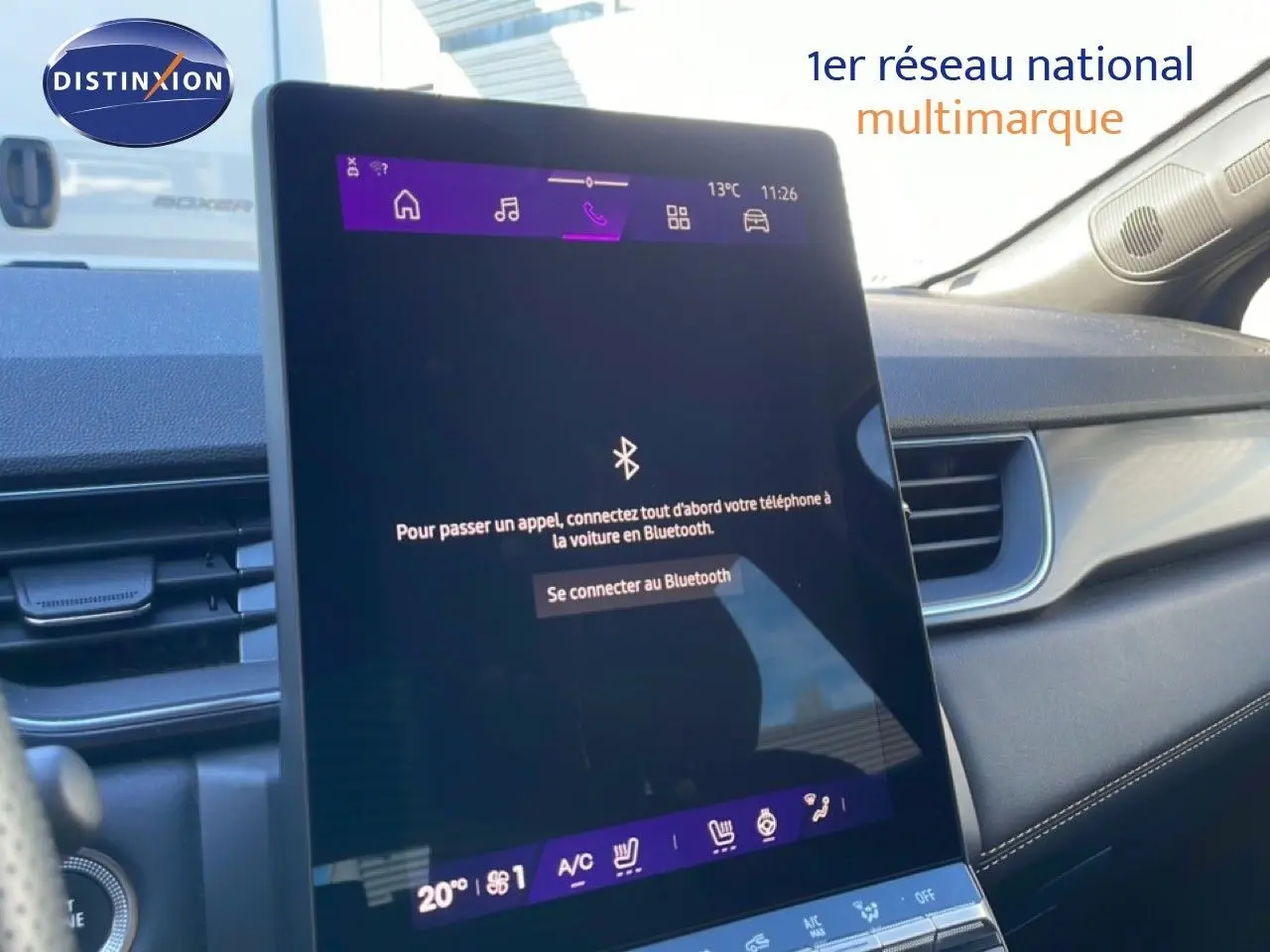 Vue rapprochée de l’écran tactile central du tableau de bord d’une Renault Symbioz bleu iron metal, affichant la connexion Bluetooth.