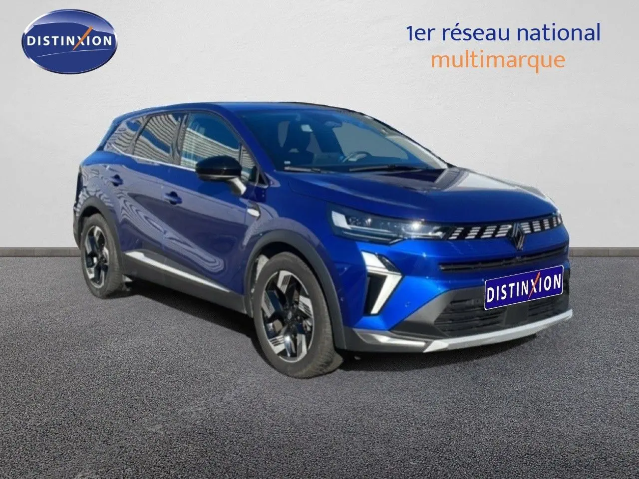 Renault Symbioz bleu iron metal en 3/4 avant droit, SUV hybride avec calandre et jantes distinctives.