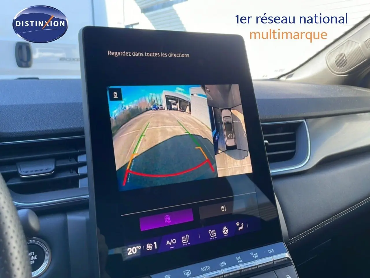 Écran central tactile affichant la caméra de recul et vue à 360° dans l’habitacle d’une Renault Symbioz bleu iron metal.