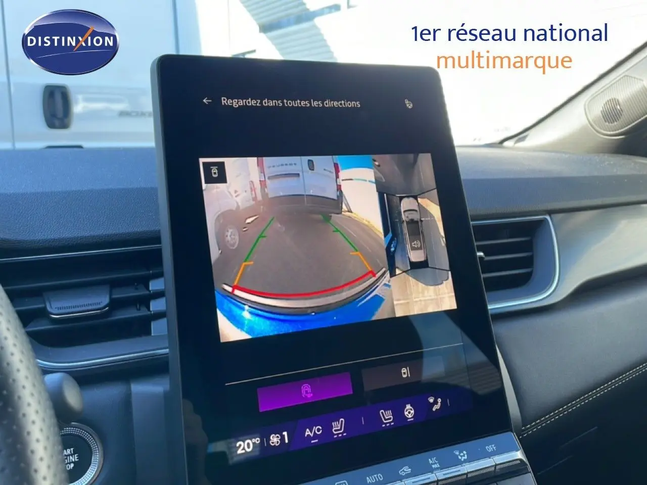 Écran central tactile montrant la caméra de recul avec vue arrière sur la carrosserie bleu iron metal du Renault Symbioz.