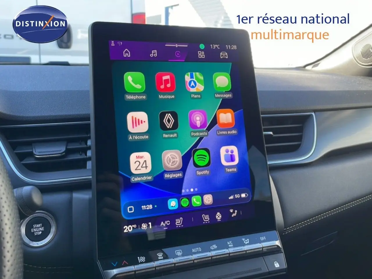 Vue rapprochée de l’écran tactile central du Renault Symbioz 2025, affichant des applications colorées sur fond bleu.