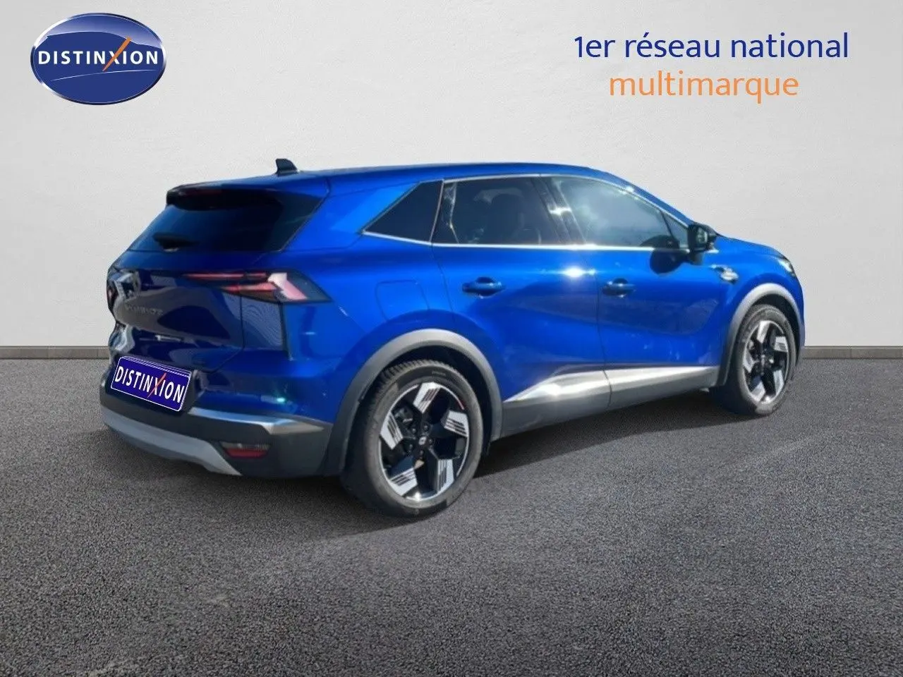 Vue 3/4 arrière droite d'un Renault Symbioz 2025 bleu iron metal avec jantes noires et détails argentés.
