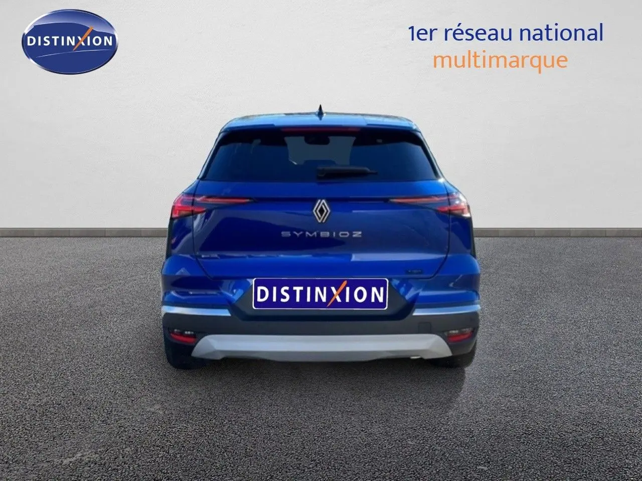 Vue arrière d’un Renault Symbioz 2025 bleu Iron Metal avec feux LED et logo central distinctif.