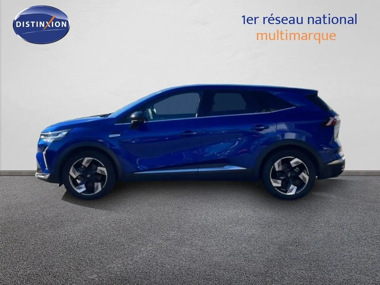 Profil droit du Renault Symbioz 2025 bleu iron metal avec jantes bi-ton et lignes sculptées sur la carrosserie.