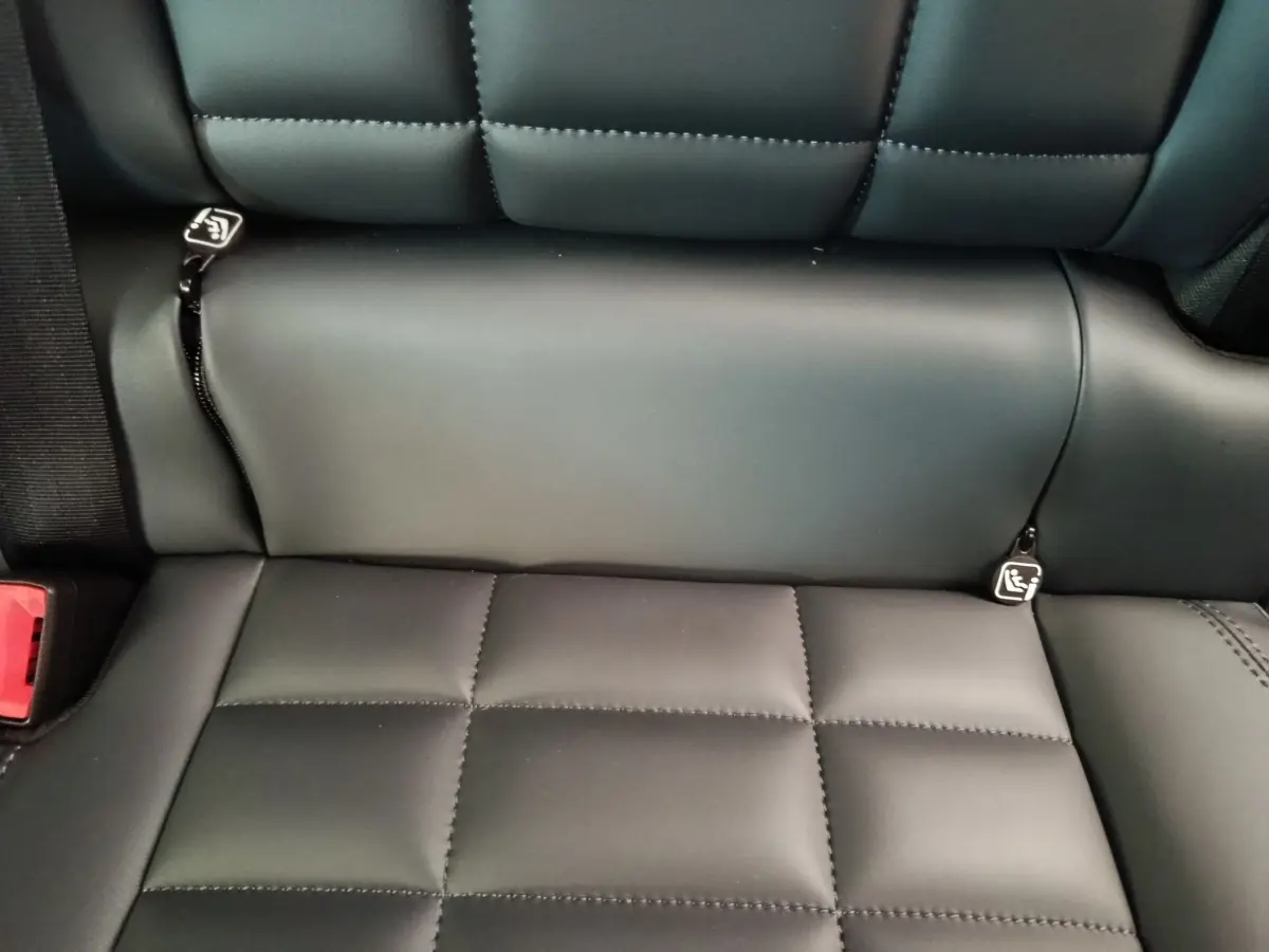 Gros plan sur la banquette arrière noire en cuir avec attaches Isofix visibles dans une Citroën C5 Hybride 2026.