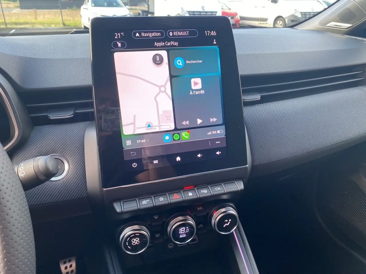 Vue intérieure du tableau de bord de la Renault Clio V TCE 90 Esprit Alpine avec écran tactile et commandes de climatisation.