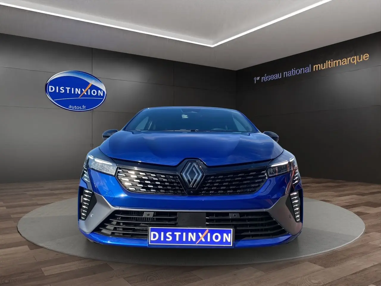 Vue frontale d'une Renault Clio V TCE 90 Esprit Alpine bleu Iron avec calandre noire et éclairage LED vertical.