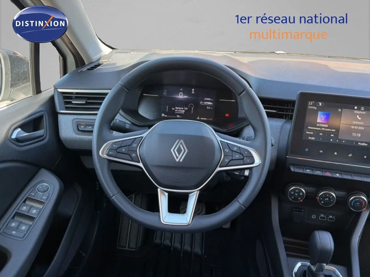 Vue intérieure frontale du volant Renault Clio blanc 2025, avec tableau de bord numérique et écran tactile central.