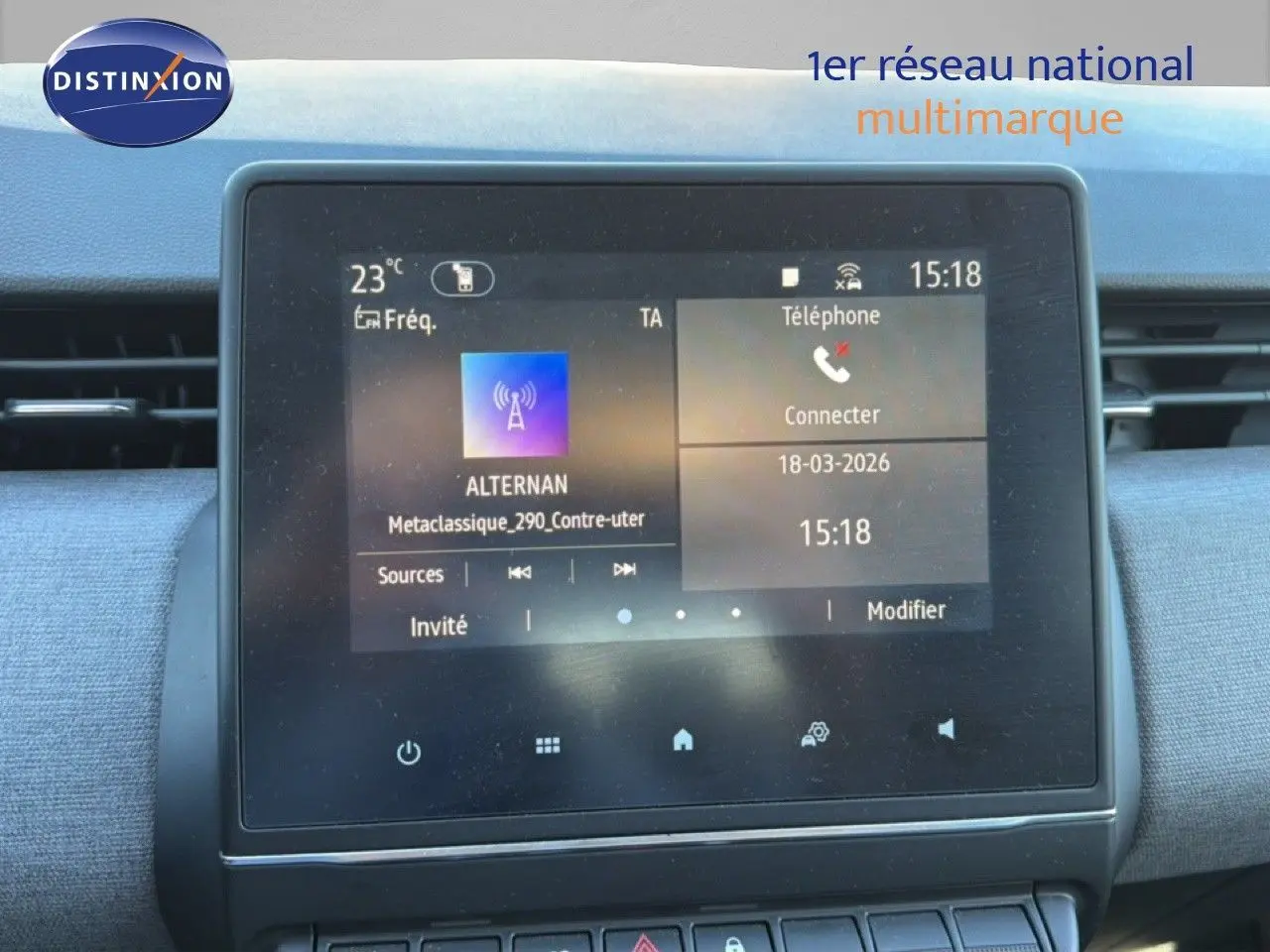 Écran tactile central de la Renault Clio 2025 blanc, affichant les options multimédia et téléphone, vue intérieure frontale.