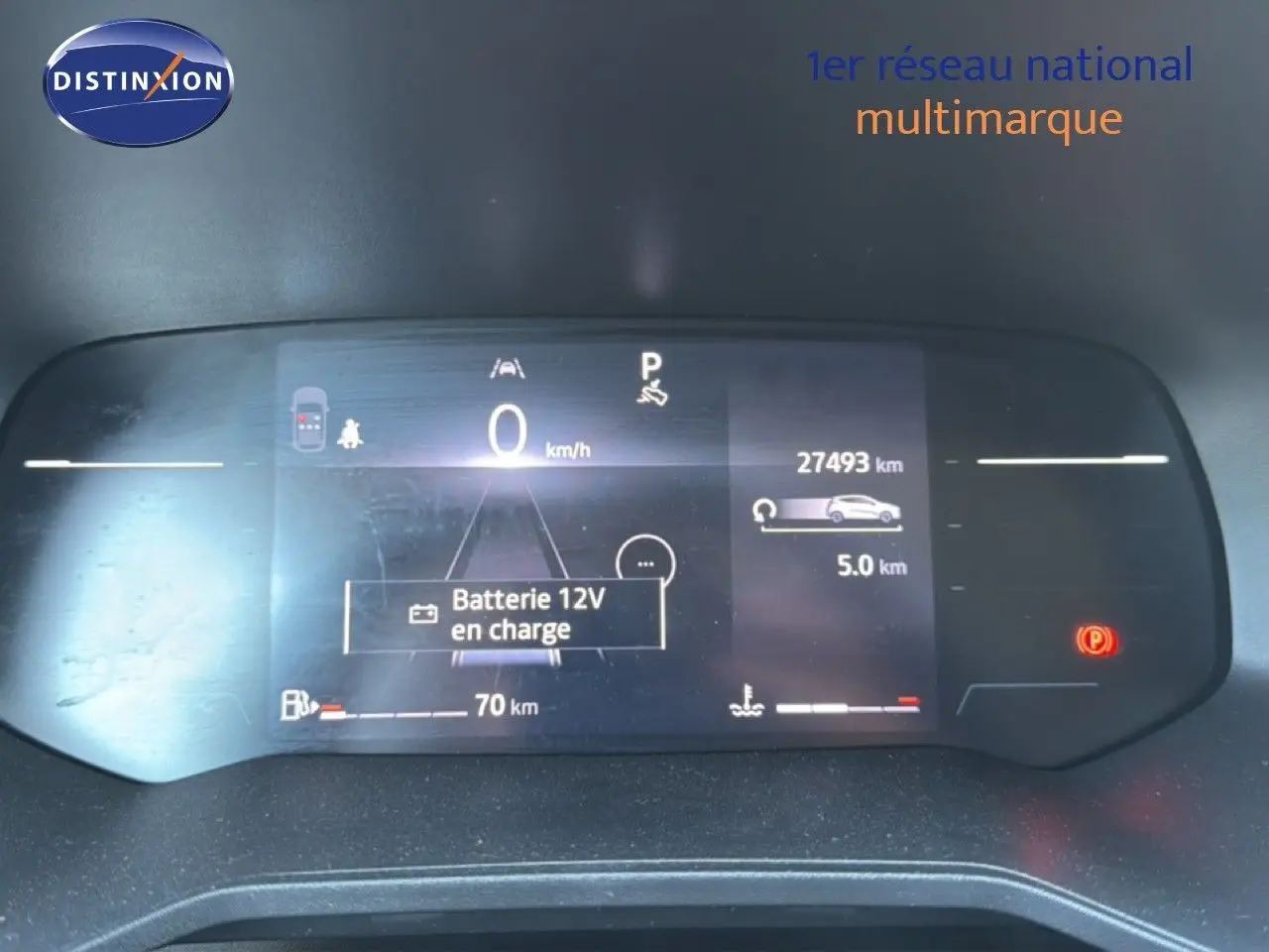 Tableau de bord numérique de Renault Clio 2025 affichant vitesse, autonomie et batterie en charge.
