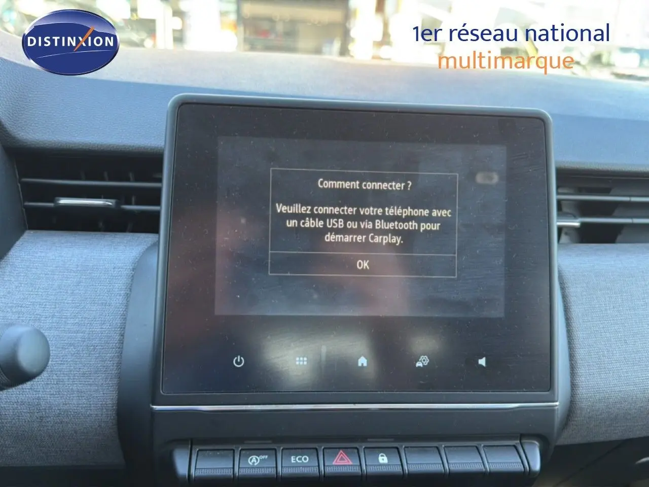 Écran tactile central du tableau de bord de la Renault Clio blanche 2025, affichant une demande de connexion Carplay.