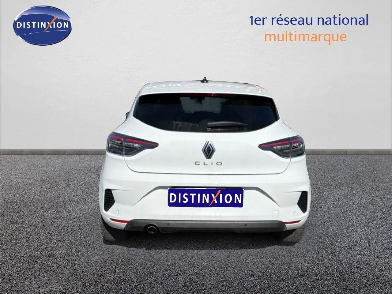Vue arrière d'une Renault Clio blanche 2025 avec feux LED et logo distinctif sur fond neutre.