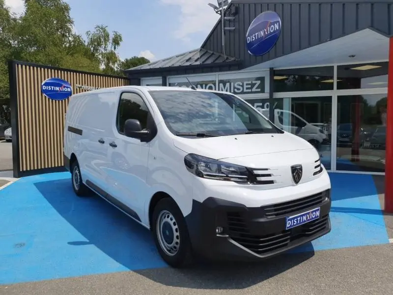 PEUGEOT Expert Fourgon blanc vu en 3/4 avant droit, avec calandre noire et logo Peugeot visible, stationné devant un bâtiment.