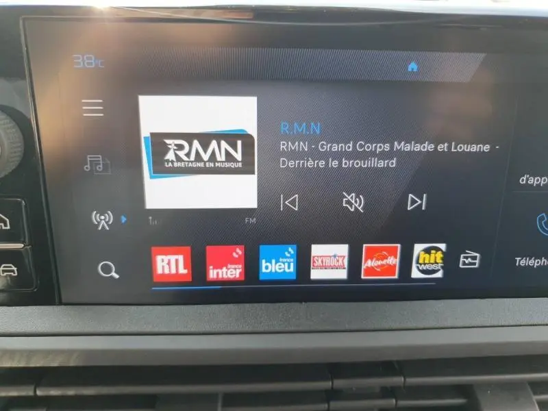 Écran tactile multimédia du Peugeot Expert Fourgon blanc, affichant une radio FM avec plusieurs stations visibles.