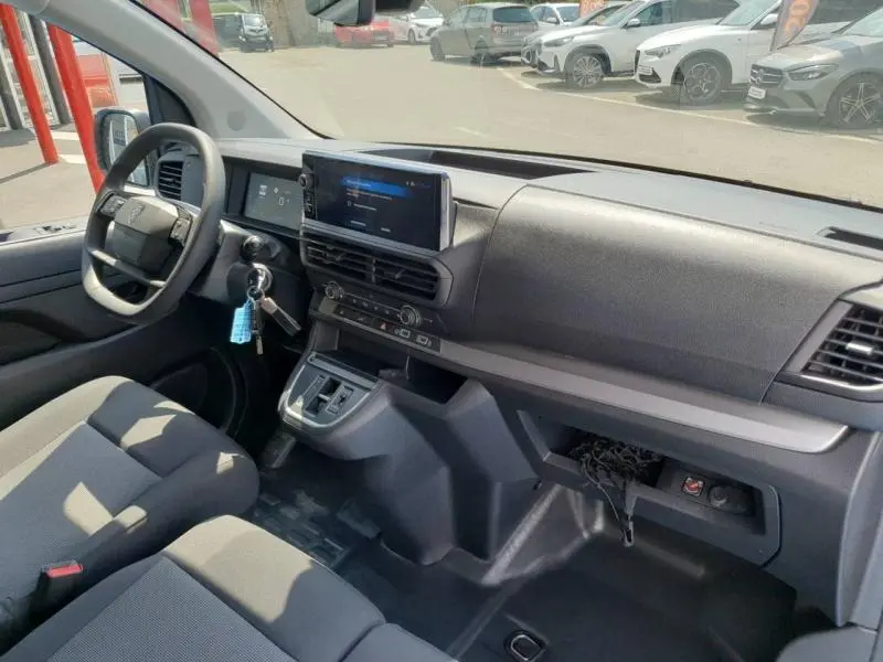 Intérieur avant du Peugeot Expert Fourgon blanc 2025, vue côté conducteur montrant tableau de bord et écran tactile.