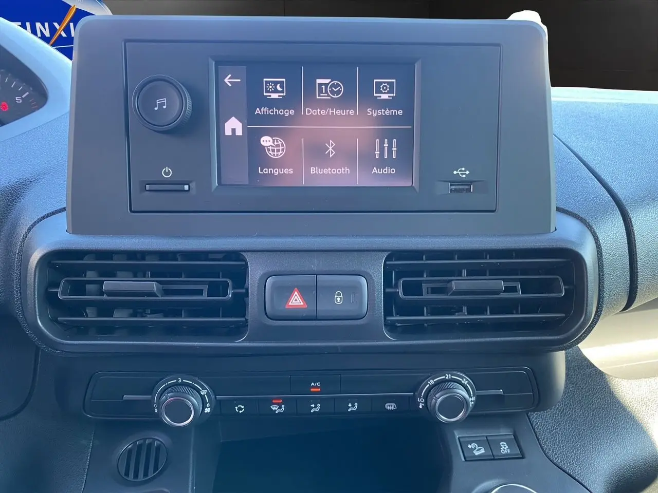 Tableau de bord du Peugeot Partner Fourgon Dangel 4x4 2025, écran tactile et commandes de climatisation visibles.