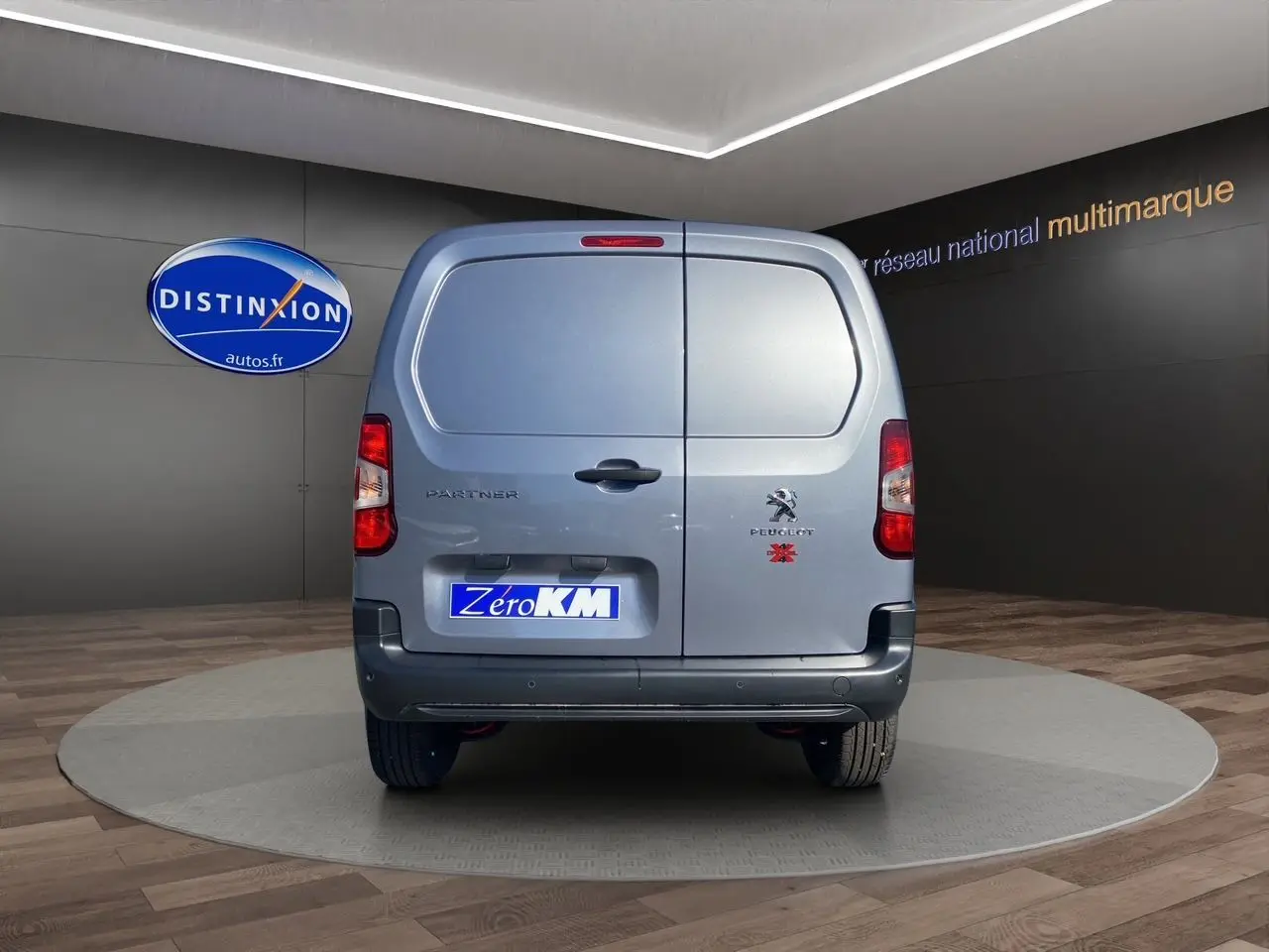 Vue arrière du Peugeot Partner Fourgon Dangel 4x4 gris Artense métallisé avec portes battantes fermées.