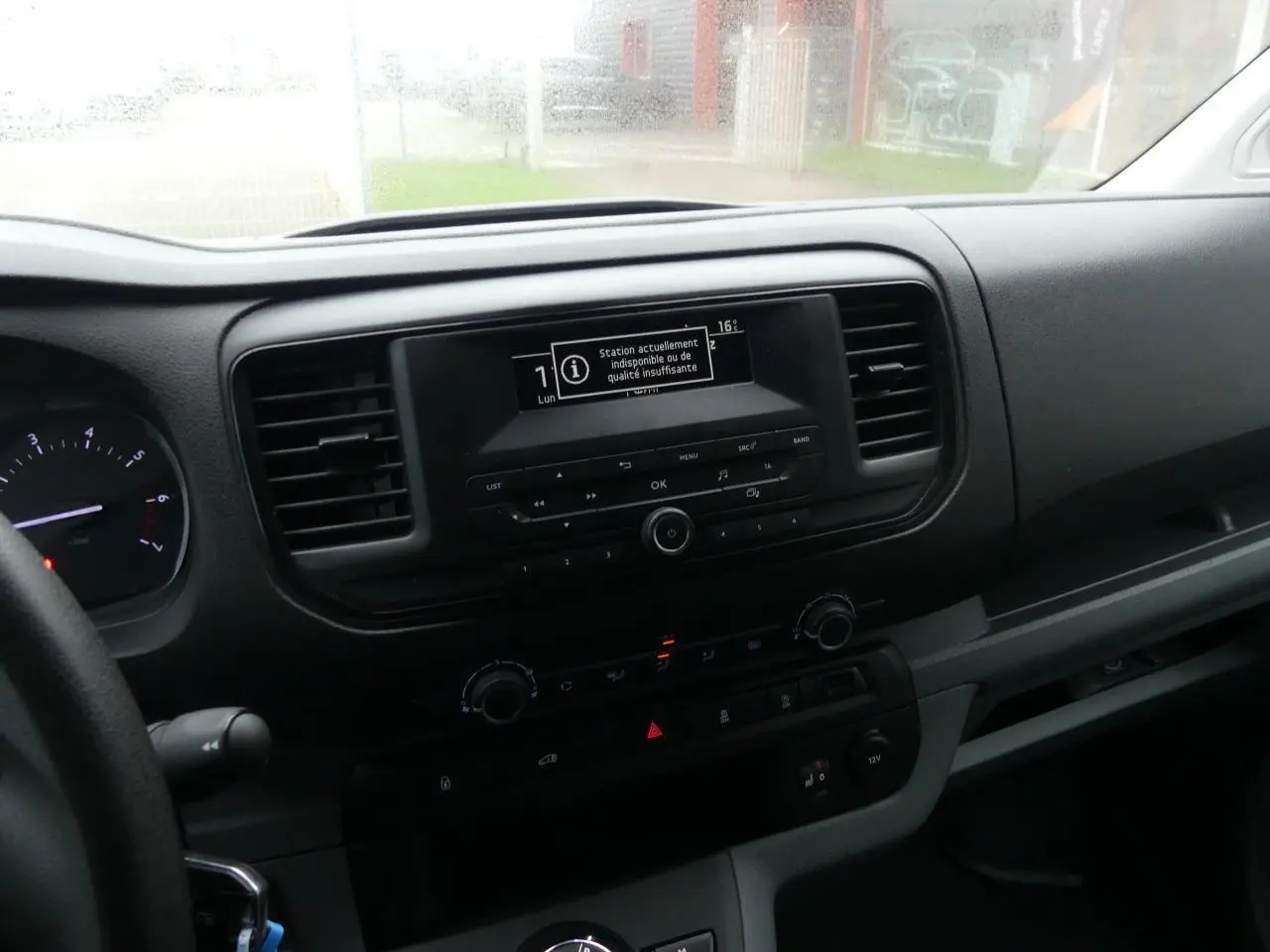 Tableau de bord noir du Peugeot Expert Fourgon blanc 2019, vue intérieure centrée sur la console multimédia.
