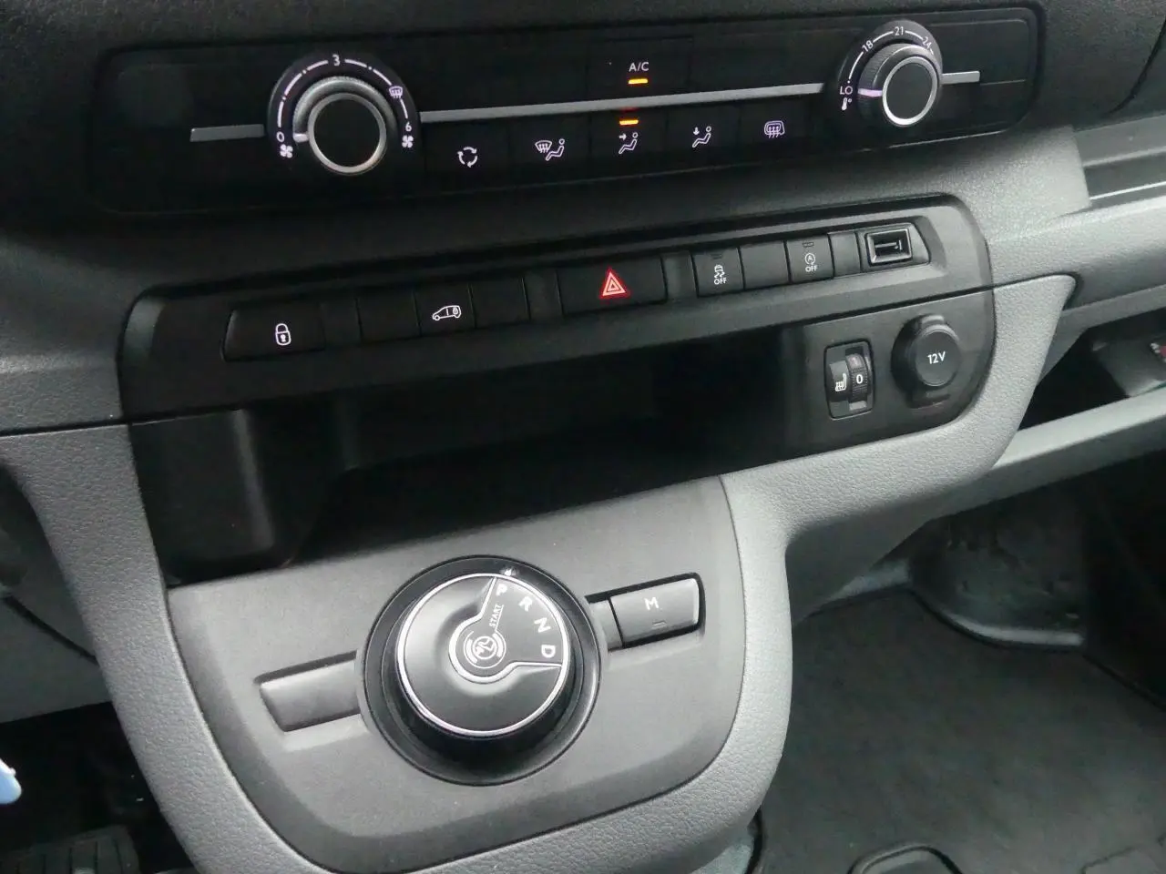 Gros plan sur la console centrale grise du Peugeot Expert Fourgon 2019 avec molette de boîte auto et commandes climatisation.