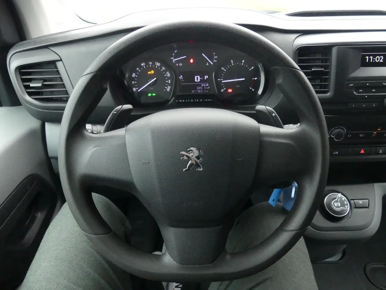 Vue intérieure centrée sur le volant noir Peugeot Expert Fourgon 2019 avec tableau de bord et commandes visibles.