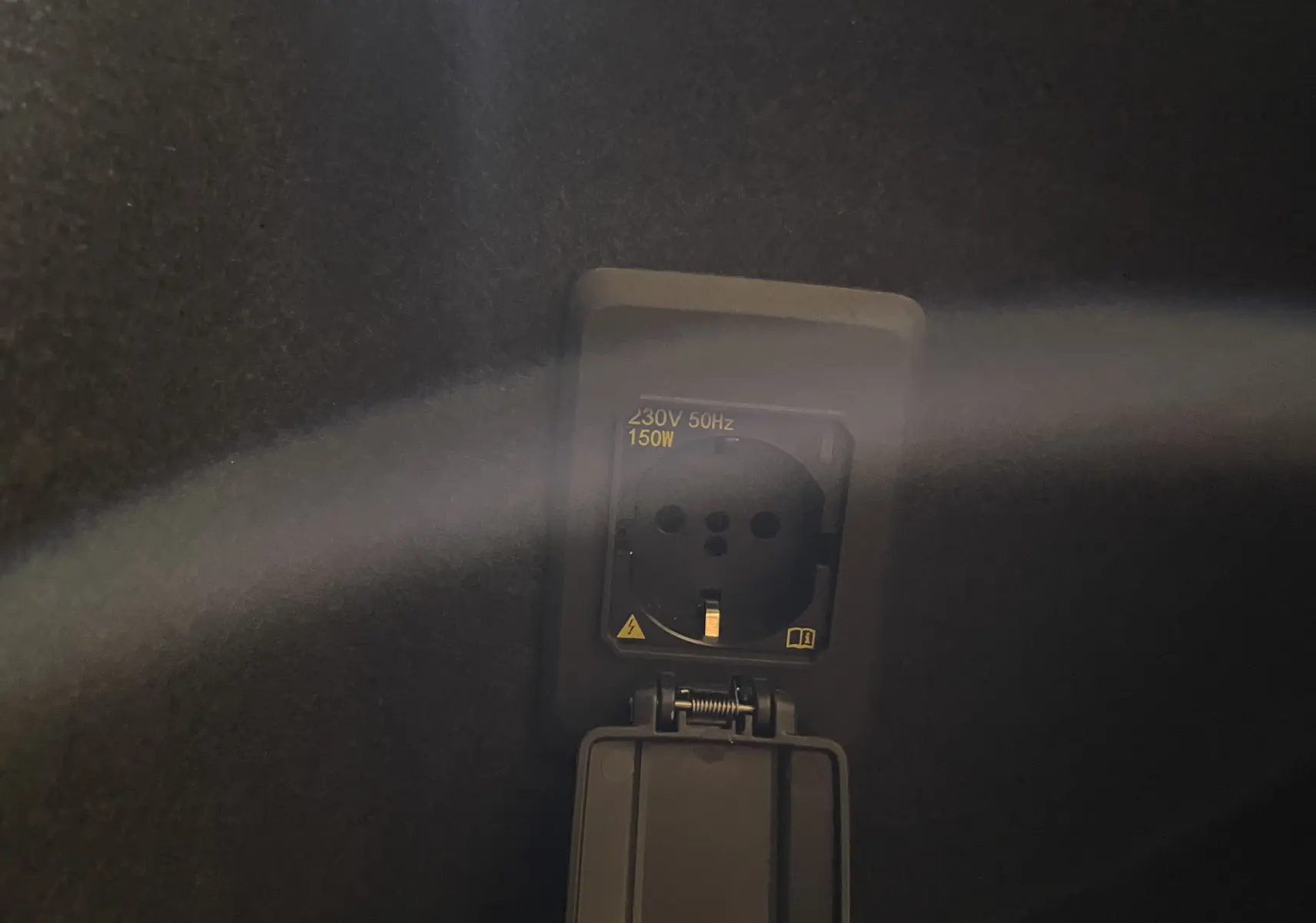 Prise électrique 230V 150W intégrée dans le coffre du CUPRA Formentor gris magnétique mat 2023.