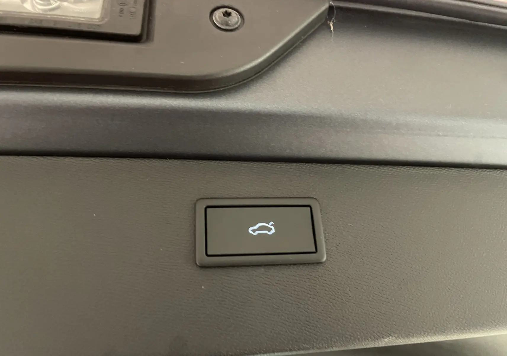 Bouton d'ouverture électrique du hayon avec icône lumineuse dans l'habitacle du CUPRA Formentor gris magnétique mat 2023