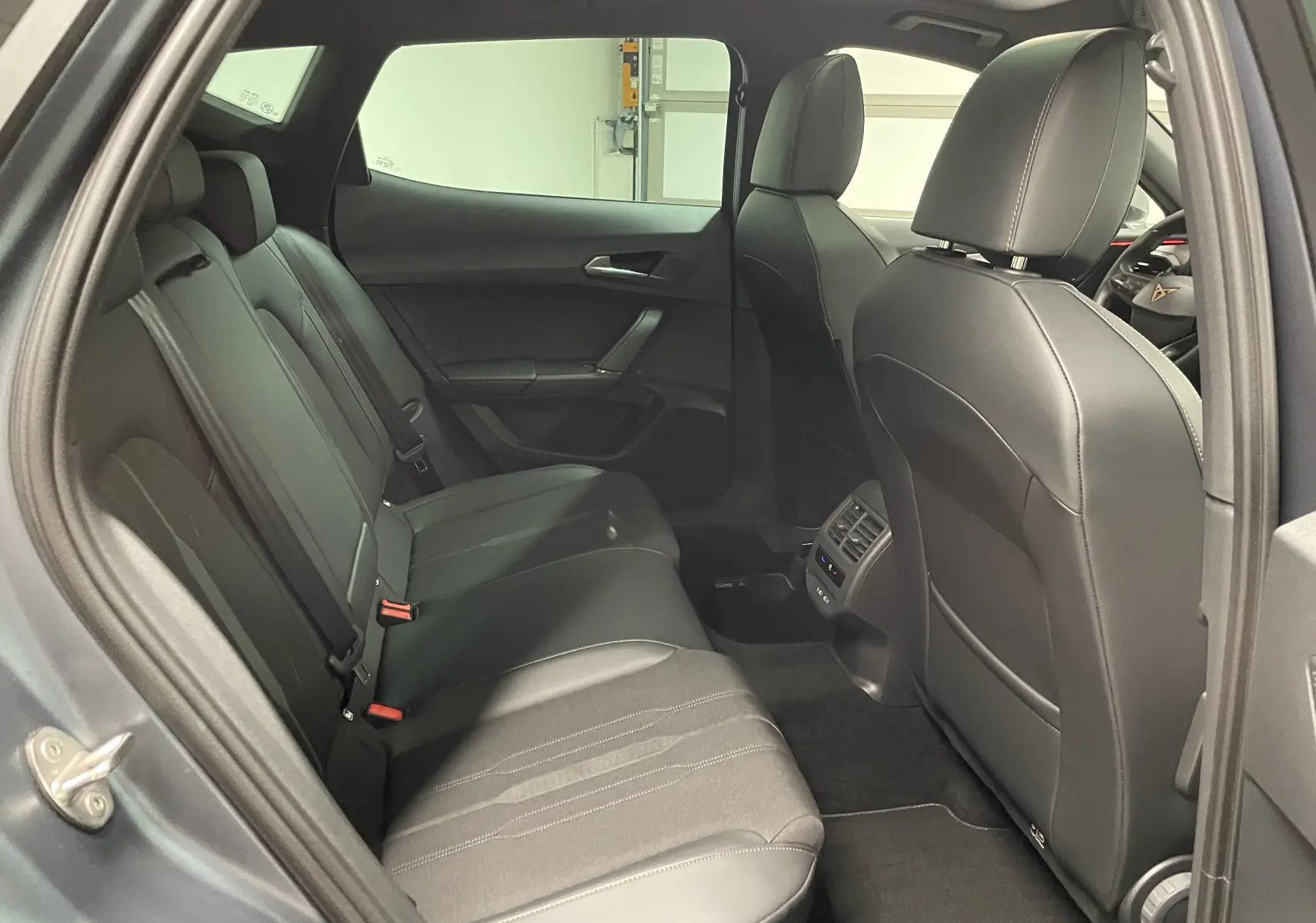 Vue intérieure arrière côté gauche du CUPRA Formentor 1.5 TSI 150 DSG7 VZ-LINE 2023 avec sièges noirs et finition soignée.