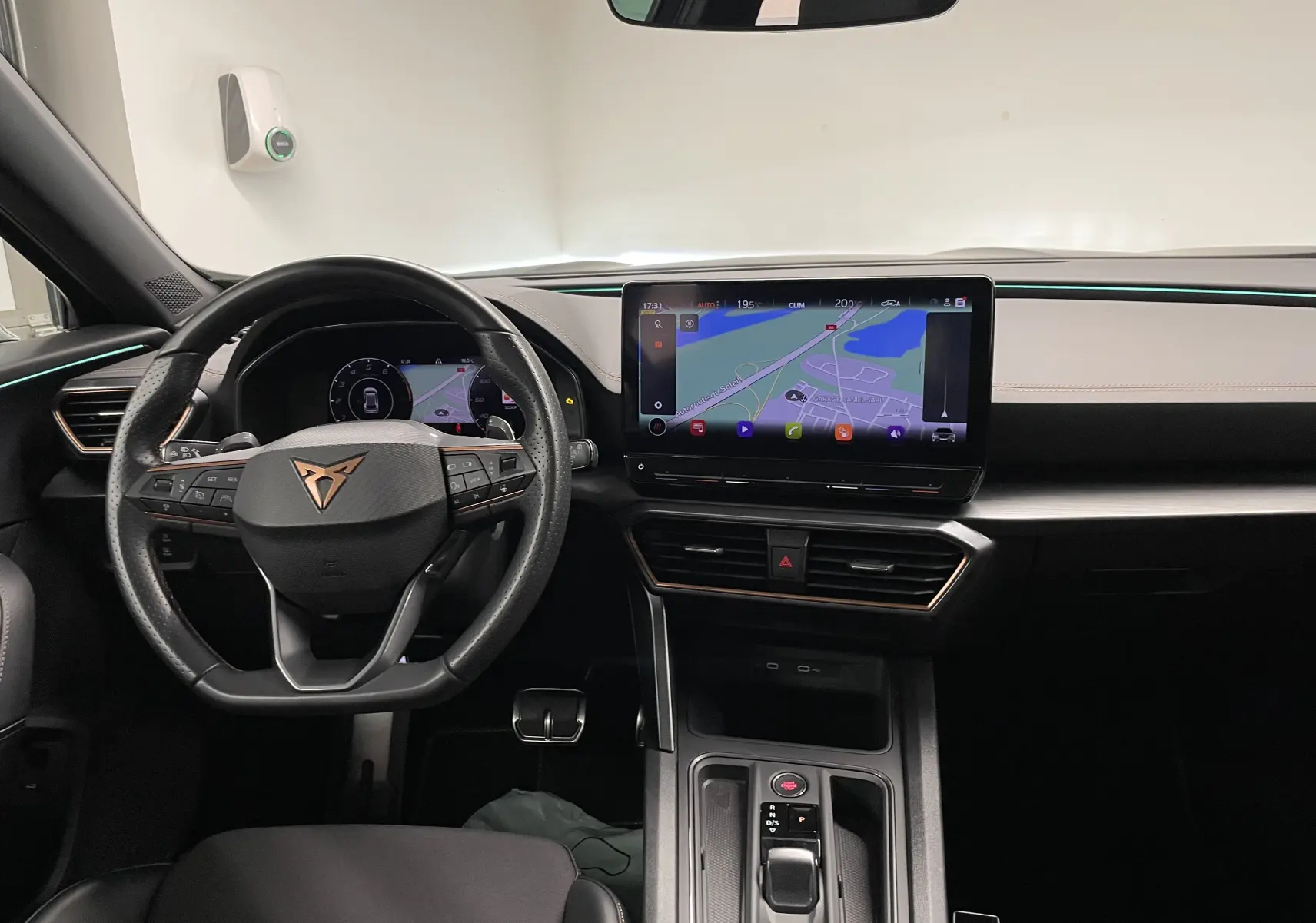 Intérieur du CUPRA Formentor 1.5 TSI 150 DSG7 VZ-LINE 2023, tableau de bord avec écran tactile et pédalier sport aluminium.