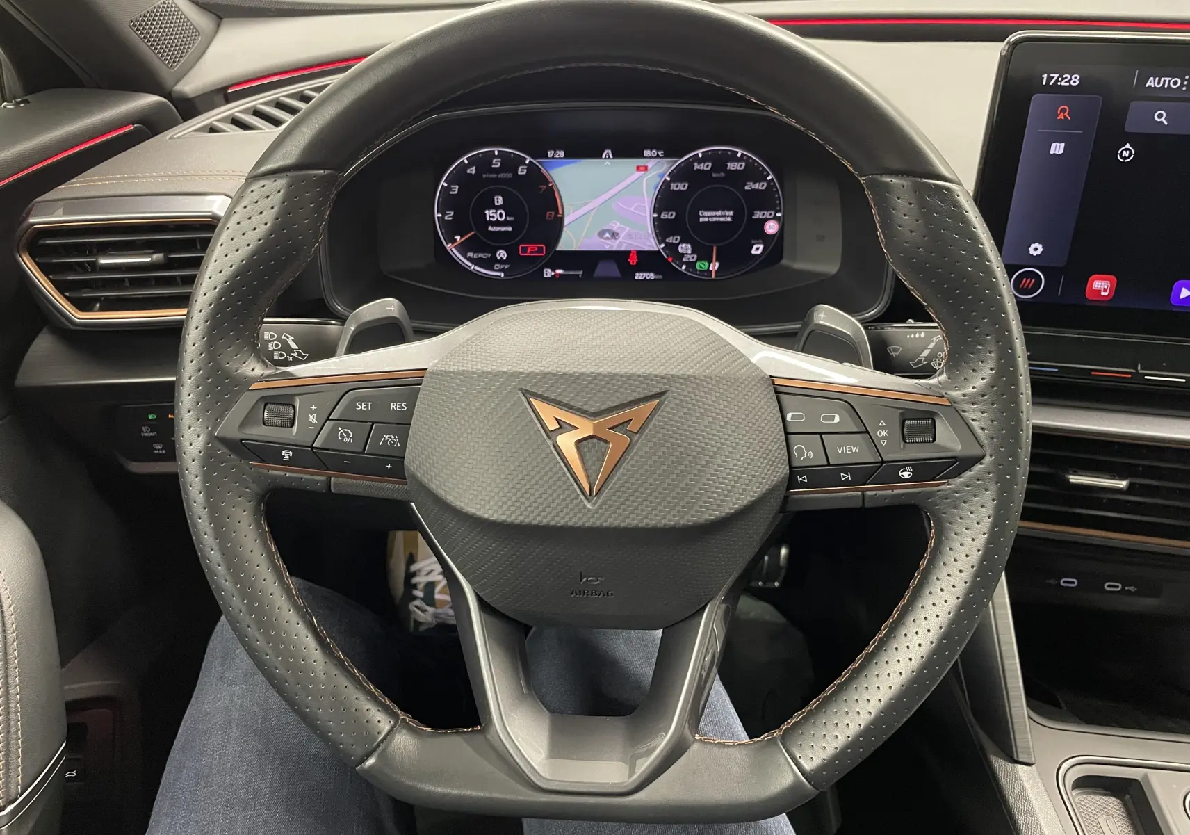 Vue rapprochée du volant perforé avec logo CUPRA cuivré et tableau de bord numérique du Formentor 1.5 TSI 2023.