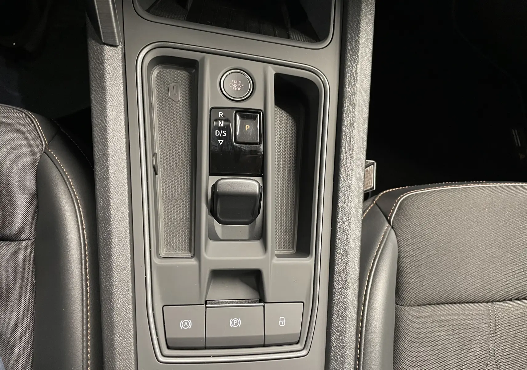 Vue rapprochée de la console centrale du CUPRA Formentor gris mat, avec sélecteur de boîte automatique et bouton start/stop.