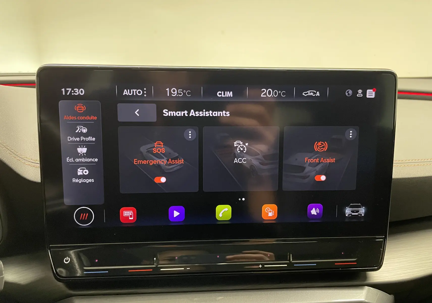 Écran tactile central du CUPRA Formentor gris mat 2023 affichant les assistants de conduite et la climatisation