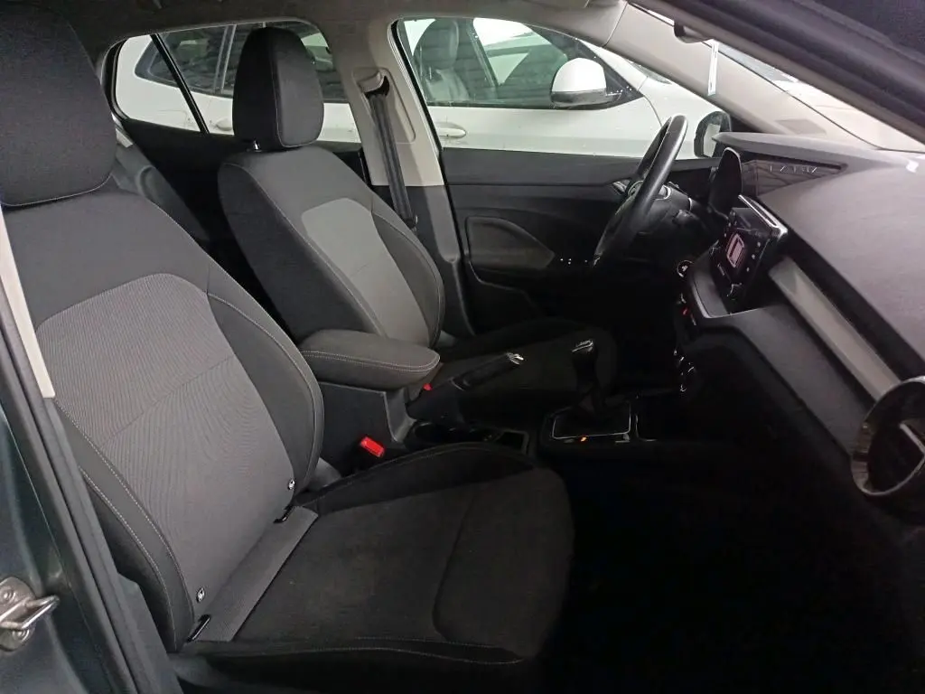 Intérieur avant droit de la Skoda Fabia 1.0 TSI 95 Ambition 2022 avec sièges gris et tableau de bord moderne.