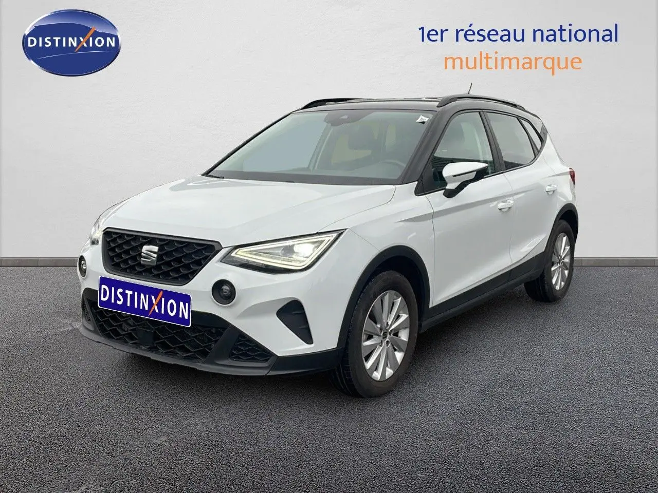 SEAT Arona blanc alpin métal avec toit noir, vue 3/4 avant droit, calandre noire et jantes argentées.