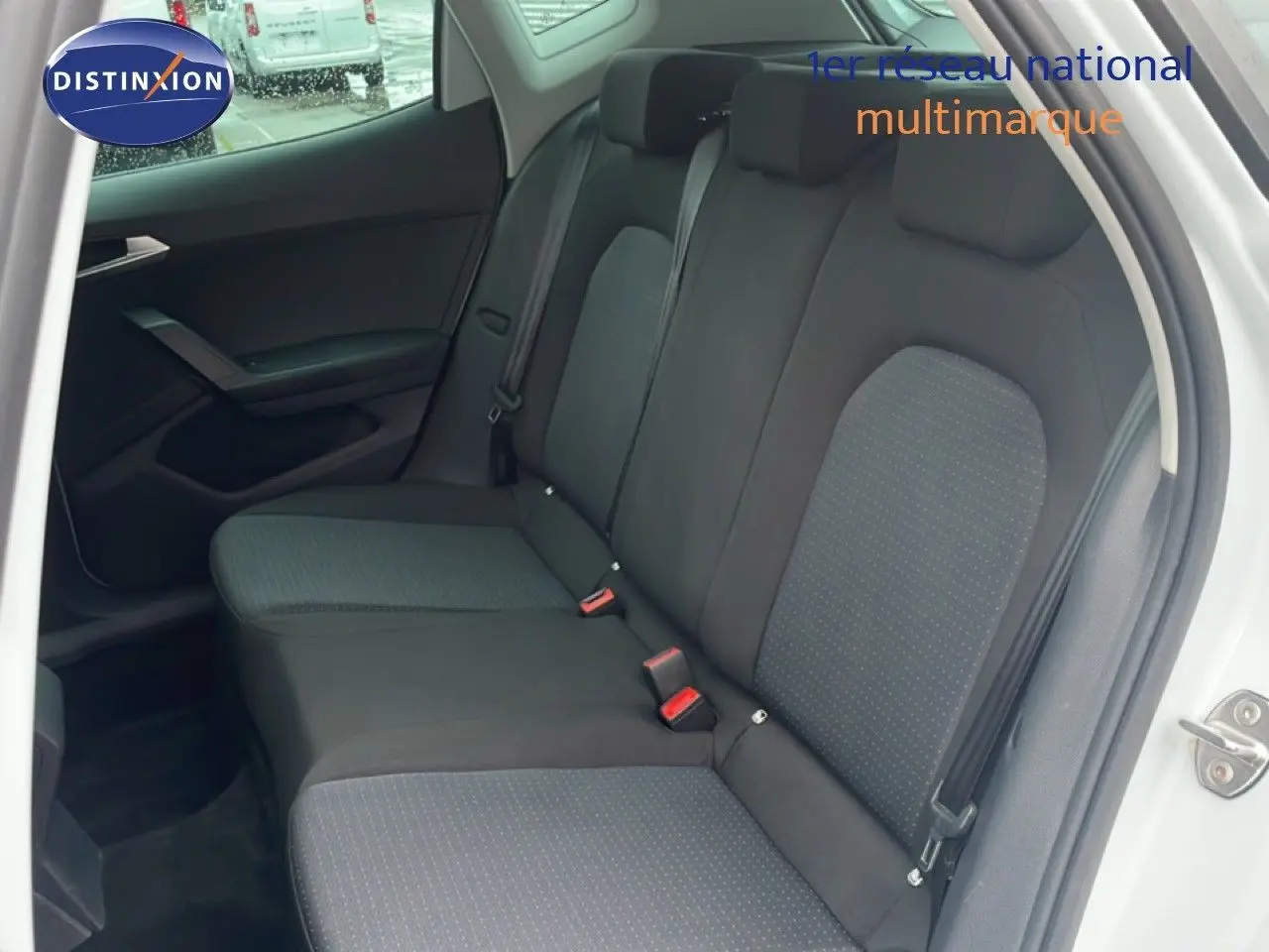 Vue intérieure côté droit montrant la banquette arrière en tissu noir du SEAT Arona blanc alpin 2025.