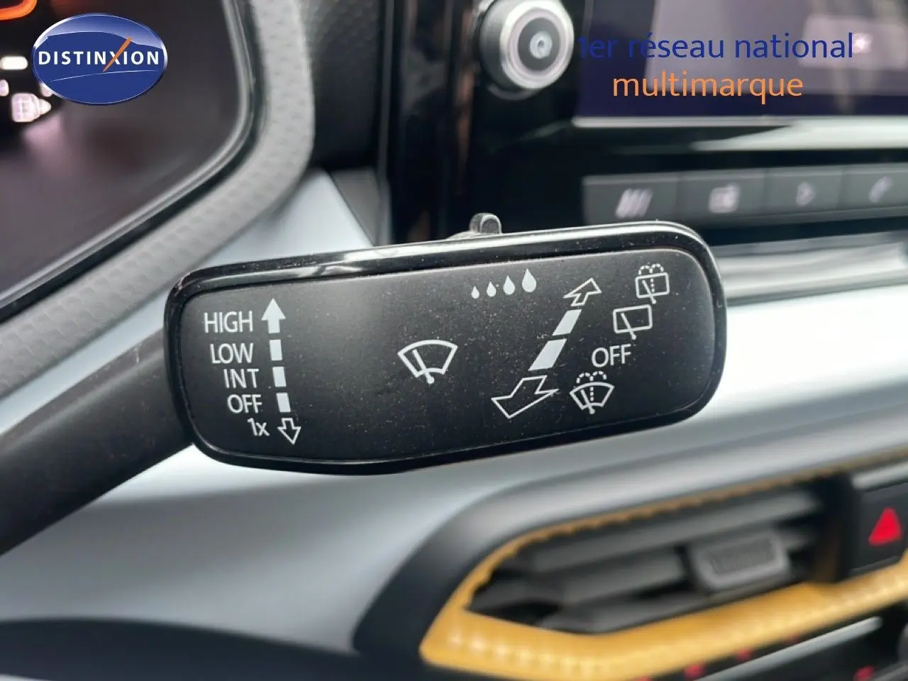 Gros plan sur la commande d’essuie-glace du SEAT Arona 2025, intérieur noir et détails de la console en arrière-plan.