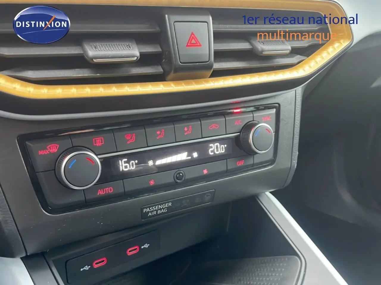 Détail du tableau de bord avec commande de climatisation digitale et finition jaune sur un SEAT Arona 2025.