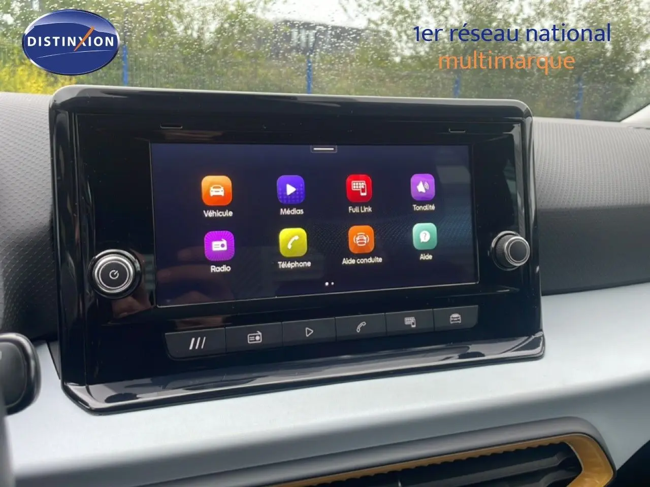 Écran tactile central du tableau de bord du SEAT Arona 2025 avec interface multimédia colorée.