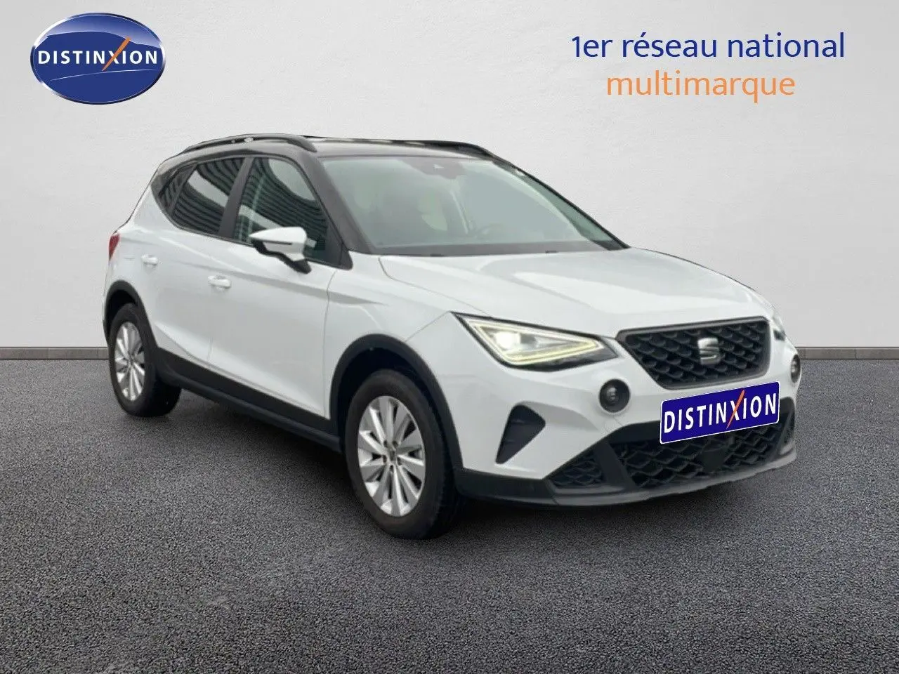 SEAT Arona blanc alpin métal avec toit noir, vue 3/4 avant mettant en valeur ses phares LED et calandre noire.